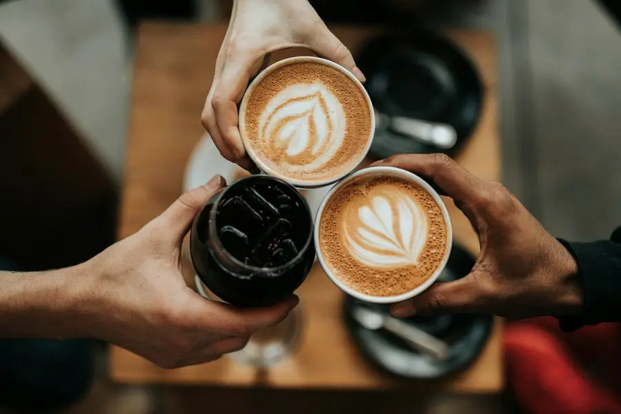 Café con leche recién servido para el desayuno